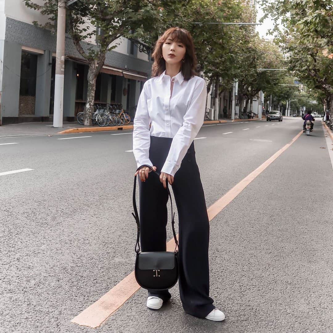 イネスドゥラフレサンジュのインスタグラム：「Total look ❤️ Merci 小小小燕哥 Elle porte le sac Senda, la chemise Martin et le pantalon Gabriel disponibles en ligne et en boutiques. — She is wearing the Senda bag, the Martin shirt and the Gabriel pants available online and in stores.  www.inesdelafressange.fr  #inesdelafressangeparis #inesdelafressange」