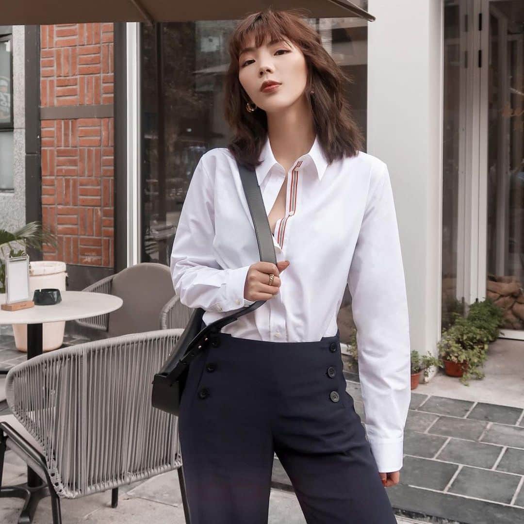 イネスドゥラフレサンジュのインスタグラム：「Total look ❤️ Merci 小小小燕哥 Elle porte le sac Senda, la chemise Martin et le pantalon Gabriel disponibles en ligne et en boutiques. — She is wearing the Senda bag, the Martin shirt and the Gabriel pants available online and in stores.  www.inesdelafressange.fr  #inesdelafressangeparis #inesdelafressange」