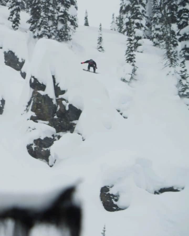 アナログクロージングのインスタグラム：「43 Minutes. 46 Seconds. 1 Movie. 🌍  #BurtonOneWorld is now available for FREE. Follow the #TeamBurton in a celebration of the global connection we all share through our love of snowboarding - Link In Bio / Story.」