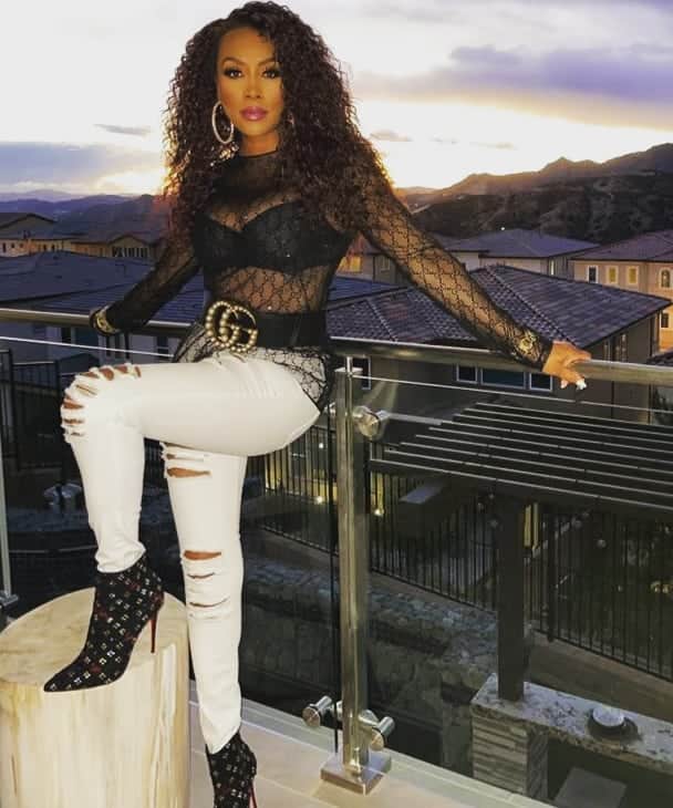 ヴィヴィカ・A・フォックスのインスタグラム：「GM Dawlings! #AboutLastNite from my Villa for @foxsoul FAB & FUN #CocktailsWithQueens show! Rocking @gucci top & belt @7forallmankind jeans @louboutinworld booties @candyicejewelry Makeup & Pix by @chrisamore_ Hair by @kenyaonhair #LifeIsGood #GodIsGood #Blessed #Respect #GurlPower #VivicaFoxHair #TeamVivica #TeamFox #MyGrindDontStop #LegitimateCareer #BossMoves #LoveWins #ClassicBadChick 🤗💖🖤🤑👸🏾」