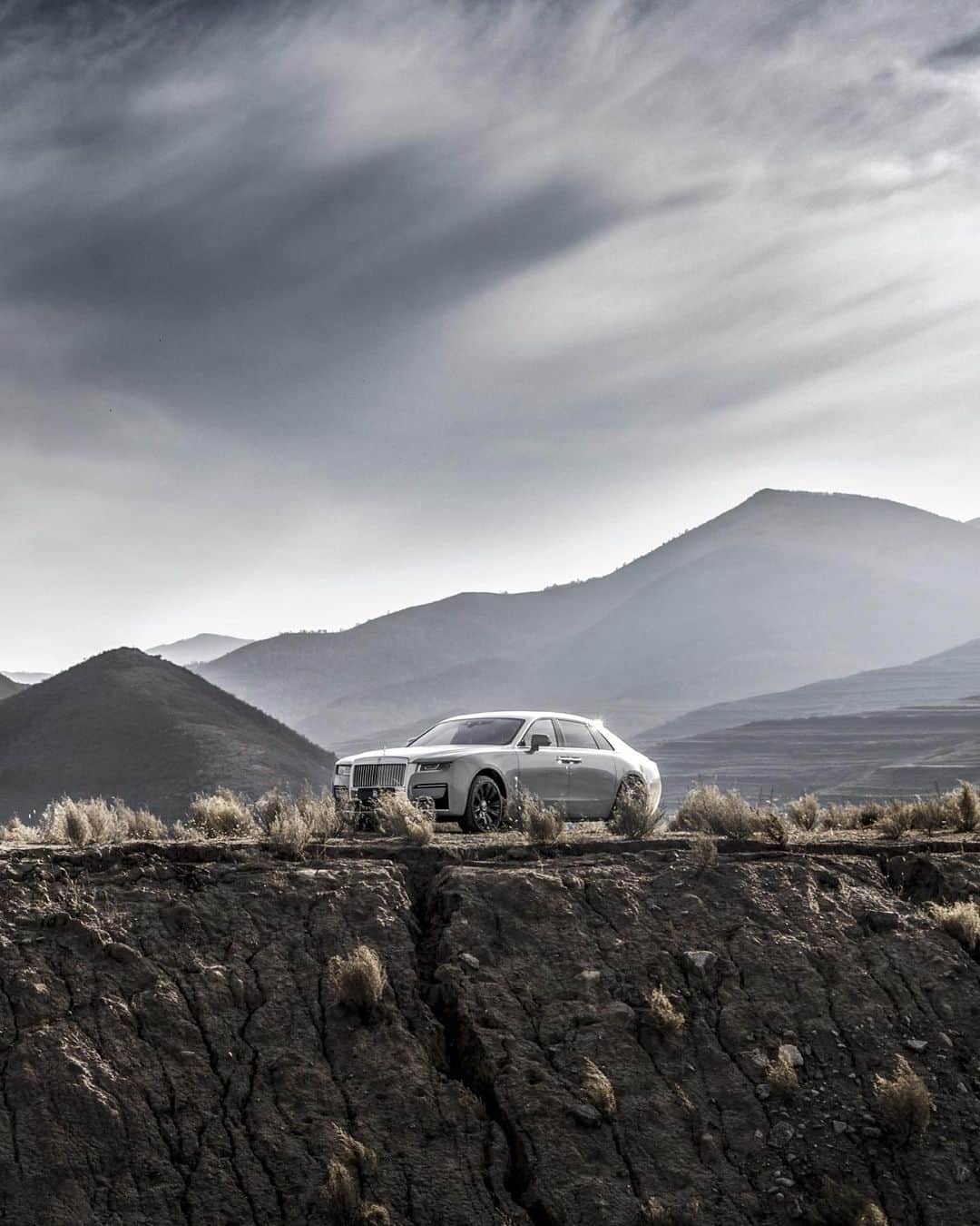 ロールス・ロイスのインスタグラム：「The serene whisper of Ghost is in tune with any given landscape.  No ostentation. Just perfection.  Discover #RollsRoyceGhost; link in bio.  — NEDC (combined): CO2 emission: 343 g/km; Fuel consumption: 18.8 mpg / 15.0 l/100km. WLTP (combined): CO2 emission: 347-358 g/km; Fuel consumption: 18 – 18.6 mpg / 15.2-15.7 l/100km.」