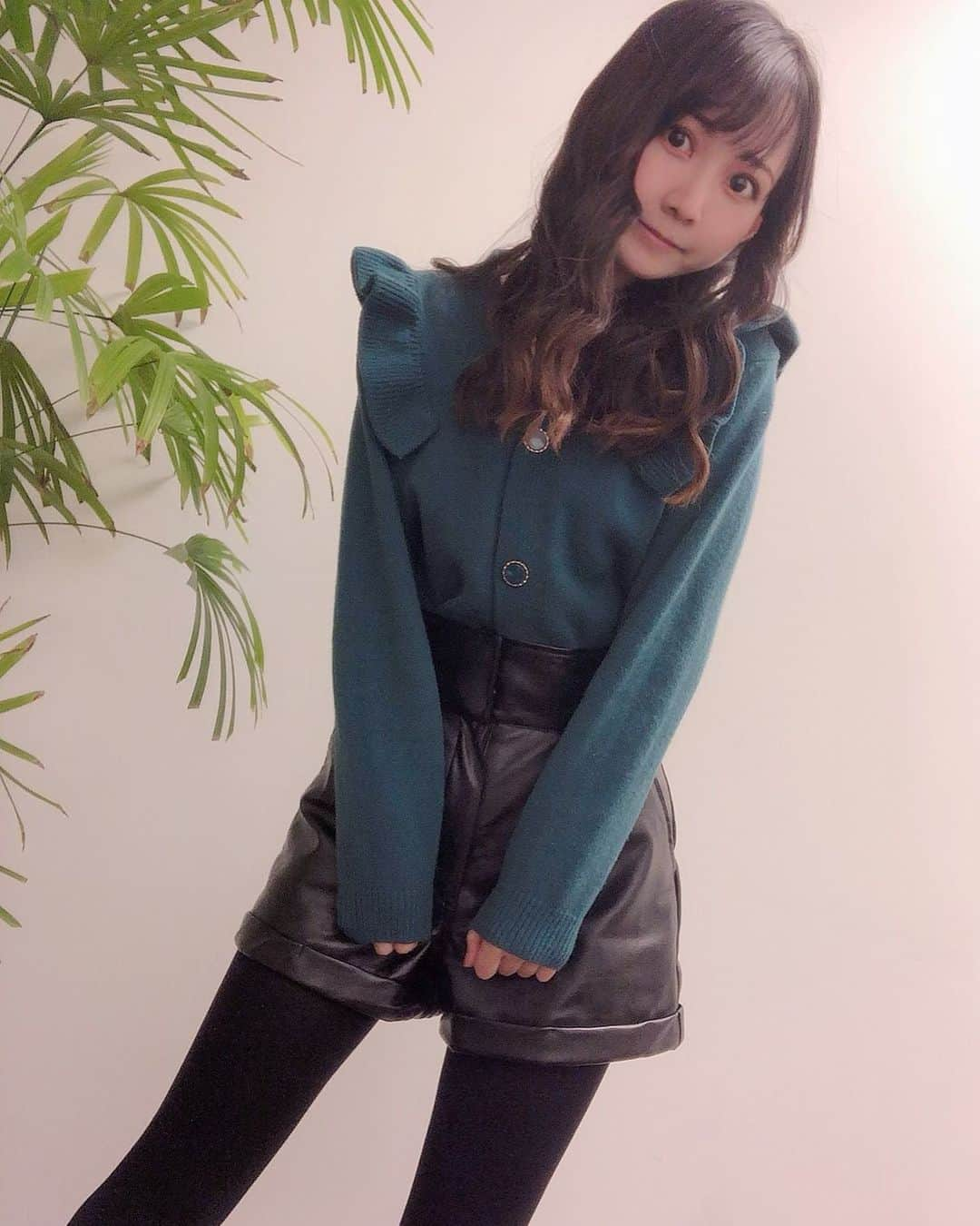 秋田知里のインスタグラム：「珍しく全身写真撮ったのでこっちにも載っけます🙆🏼‍♀️と言いつつ足切れてるから全身とは言わない？とりあえず2021年初髪巻いた記念です💇🏼‍♀️ #秋田知里 #巻き髪 #自分の写真の時ハッシュタグってまじで何つけたらいいか分からん」