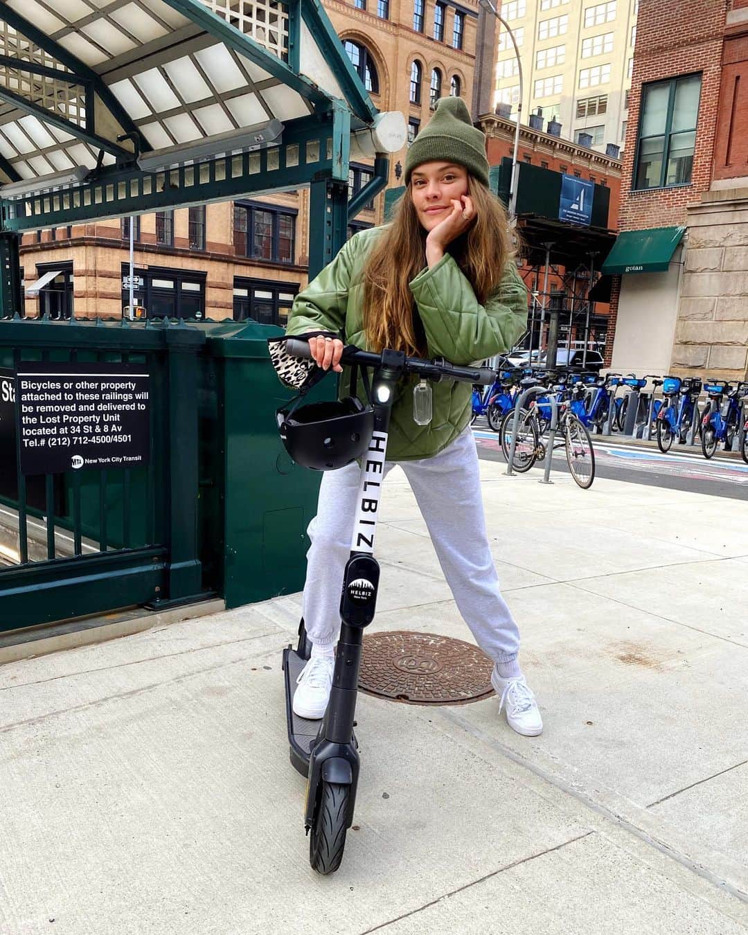 ニーナ・アグダルのインスタグラム：「Morning commute 🌞💕🛴 @helbizofficial #HelbizRider #HelbizPartner」