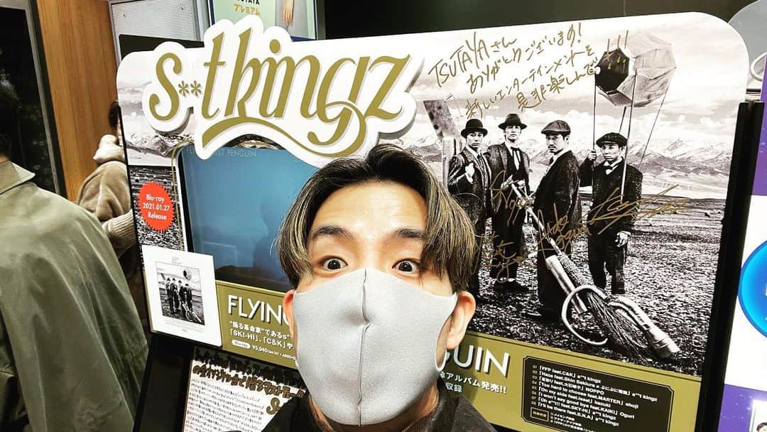 Kazuki Hamamotoのインスタグラム：「“FLYING FIRST PENGUIN “﻿ 本日発売！﻿ ﻿ SHIBUYA TSUTAYAさん﻿ HMV&BOOKS SHIBUYAさん﻿ でデカデカと紹介していただいております💥﻿ 色んな業界がザワザワする作品！﻿ 是非ご覧ください🐧﻿ ﻿ #FLYINGFIRSTPENGUIN﻿ #フライペン﻿ #シットキングス﻿ #STKGZ﻿ #見るバム #見るバムデイリーランキング現在1位」
