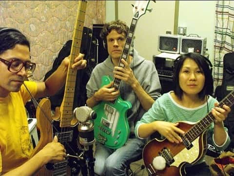 ディアフーフのインスタグラム：「Been looking through photos and found these few from recording our album Deerhoof vs. Evil 10 years ago. We rented a practice space in Oakland and brought in every musical item we all owned and just sat in there for a month, waiting for the thunderous metal bands next door to stop for one second to hit record. On our previous album, Offend Maggie, we did that pretty straight forward and in a studio so we only had a few days to knock it out. On vs. Evil it was the first time the four of us could take time and experiment together, it was so fun. And that fun has been never ending! ❤️」
