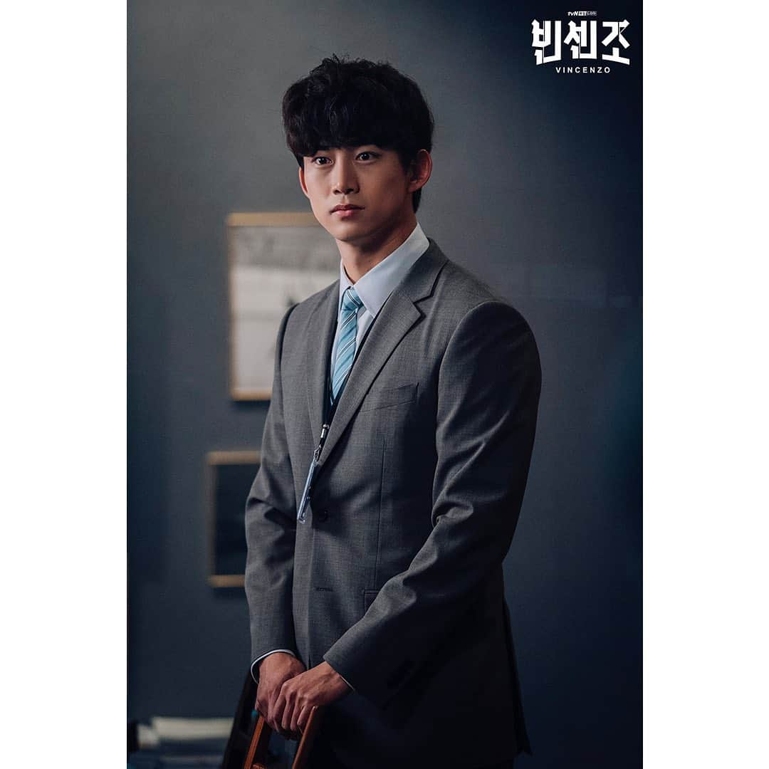 tvN DRAMA【韓国】さんのインスタグラム写真 - (tvN DRAMA【韓国】Instagram)「귀여운 인턴변호사 '장준우'로 돌아온 옥택연🤓 제임스본드를 꿈꾸지만 전여빈 껌딱지라고!?  2월 20일 [토] 밤 9시 tvN 첫방송  #빈센조 #tvN #새토일드라마 #방영예정 #송중기 #전여빈 #옥택연 #유재명 #김여진 #곽동연 #조한철」1月27日 11時00分 - tvn_drama