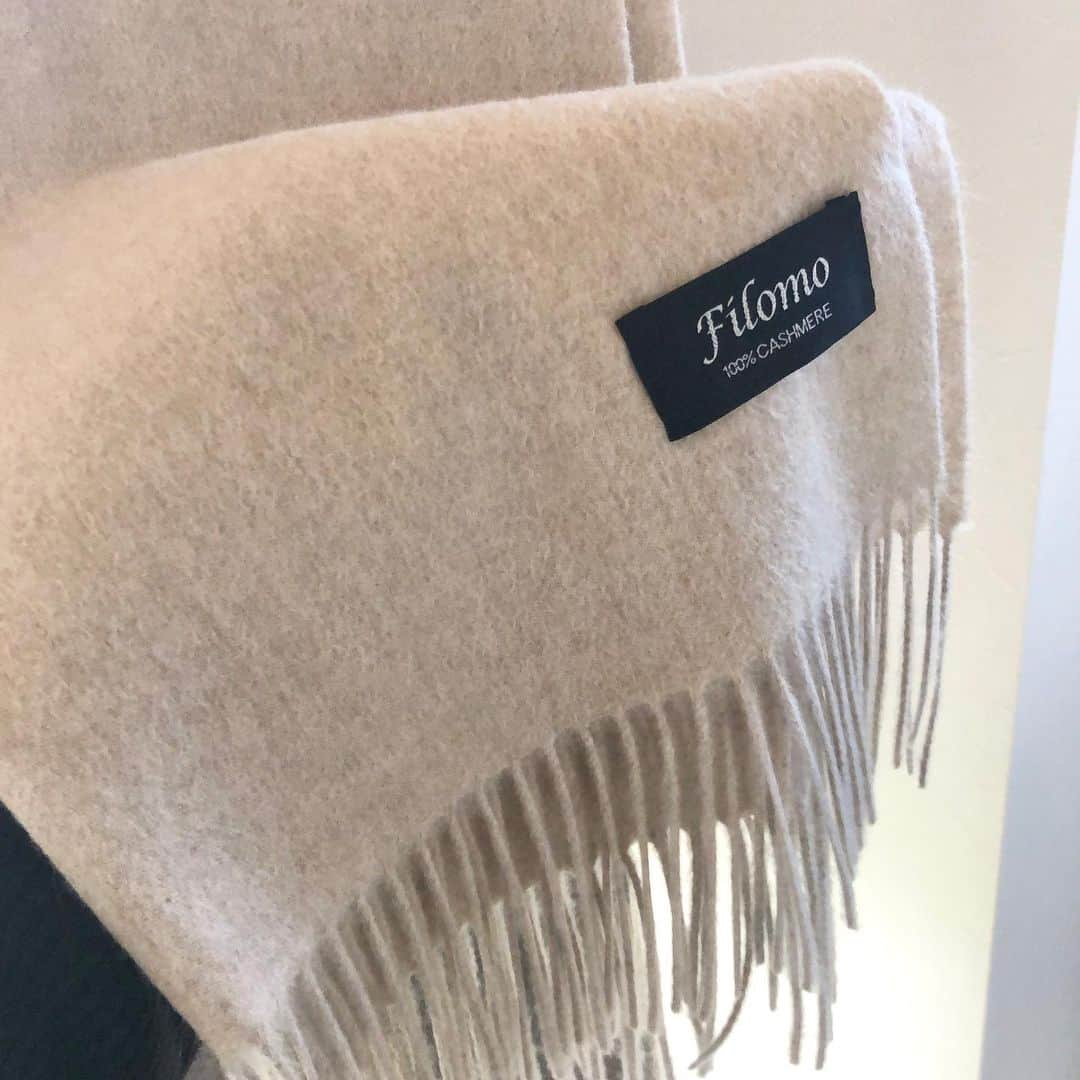 めぐさんのインスタグラム写真 - (めぐInstagram)「. おはようございます☀︎ 最近のお気に入り🧣 . ベビーカシミア100%のストール。 . . ベビーカシミアはカシミア山羊の一生に一度しかとれない産毛を紡いだとっても希少な素材だそう🤭🐑 . . 普通のカシミアのストールと比べてみても肌触りが全然違う〜！ . . ふわっと柔らかくてすべすべ♡ ちくちくもしないし軽いのにめちゃめちゃあったかい。 . . 大きすぎず小さすぎずまさに求めてたサイズ感◎ . カラーはベージュにしました。 これが思ってたより明るめのベージュで、顔まわりが明るくなって逆に良かった🙈笑 . . ラッピングサービスもあるのでプレゼントにもぜひ˚✧ . . 楽天roomにも載せたので良かったらチェックしてみてください*･ ▶︎ @megu6465  . . . . . #楽天roomに載せてます #roomインフルエンサー #pr #ベビーカシミア #カシミアストール #冬小物 #カシミア100% #カシミアマフラー #玄関 #玄関インテリア #玄関ドア #グリーンのある暮らし #スリムハンガーラック #マイホーム #マイホーム記録」1月27日 9時31分 - megu6465