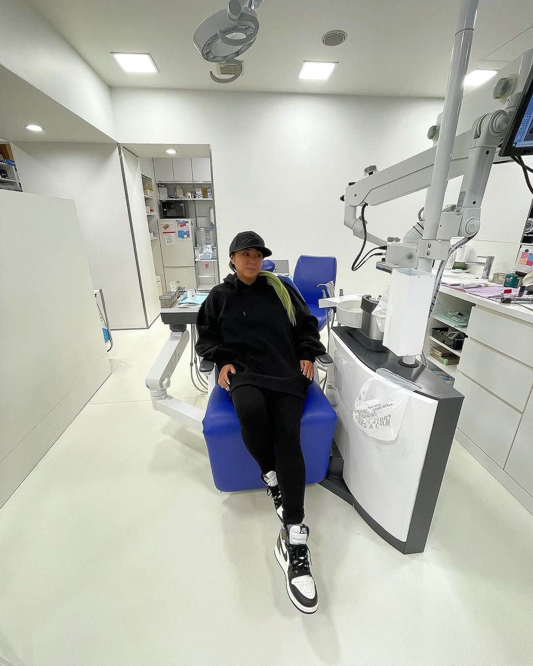 ルナのインスタグラム：「感染対策が徹底され院内のクリアー感が安心過ぎる　@ys.dentalcure さん🦷. 最新機器に囲まれ毎回驚かされちゃう😳. 1席づつにモニターが完備されてて映画観ながらだから治療もあっと言う間🙌🏻. YouTube動画も撮影させて貰ったから近々にアップしまーす‼️‼️. #ysデンタルキュア  #歯医者 #ホワイトニング」