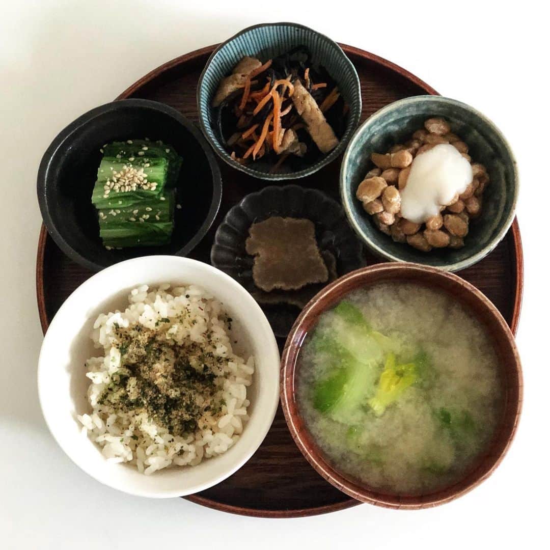 kuuのインスタグラム：「本日の朝ごはん、THE和食。  #菜食プロジェクト 今回のテーマは「菜食朝食」  今日から日曜日までの期間中に、菜食の朝ごはんをつくったらタグ付けに @saishoku_project を選んで投稿するだけ✨ ぜひ皆さまお気軽にご参加ください。  私の朝ごはんは、またまた夕べの残りもの一掃スタイル。 ・ふくたちなのお浸し(醤油と柚子酢) ・ひじきの煮物(油揚げ、人参、ごぼう) ・納豆 ・いぶりがっこ(着色料も無添加) ・糠のふりかけ(無農薬玄米の炒り糠、あおさ、自然塩、ごま) 納豆には、醤油と昨日つくった自家製甘麹を少し。 甘辛くして食べるのが好きです。 みたらしのタレみたいで美味しいんですよ。 こういうとこ秋田県人ですねー。 最近は納豆をごはんにかけず、からくちゃ食べることが多いです。  菜食は、難しく考えずとも昔ながらの和食であれば動物性のものはほとんど使わず今までと変わらず美味しくいただけます。 お肉を厚揚げや、油揚げ、車麩でも簡単に代用できます。 もちろん、新しい食材やジャンルに挑戦してみるのも楽しいです。  ぜひこの機会に菜食にチャレンジしてみたよー！とお気軽な参加をお待ちしてます😊 賞金も狙ってね！←プロジェクトメンバーは対象外🥲  ＿＿＿＿＿＿＿＿＿＿＿＿＿＿＿＿＿＿  What's 菜食プロジェクト？ 主催 @ayo__yasui  . ▶︎ 狙い・コンセプト  菜食は難しいものではなく 「The Academy of Nutrition and Dietetics」 （栄養と食事のアカデミー）にも 老若男女、妊娠、授乳、幼児期 青年期、高齢者、スポーツ選手を含め 含めて適切な食生活であると 記されています☺︎  菜食料理は、それぞれが 自己を健全に表現出来る 身近なものです✳︎  菜食の楽しさ手軽さ美味しさを 楽しく広げていきたい☺︎ そんな想いで立ち上げました♡ . ＿＿＿＿＿＿＿＿＿＿＿＿＿＿＿＿  #菜食プロジェクト  決められたテーマに沿ったものを 個々で作り@saishoku_projectを タグ付けして投稿します！ . 開催は1ヶ月に 1回程度で考えてます！ . メディアに取り上げられるほどの 巨大プロジェクトにして行きましょう☺︎♡ . プロジェクトメンバー @ayo__yasui  @motherhood_living  @sungreens___  @m___yukari  @m___stgrm  @__hitomihitomihitomi__  @yu_ki_saito  @sa_chi_tan  @veg.icura  @naotrj  @taoyaka1121  @yuri.h__  @yuu_ka.0415.n  @umama10  @plantliving_mayu  @osusowake_miyu  @arinko._.tnk  @my_simple_style  @maruchon12  @vegan_sns  @nanakorganic   ＿＿＿＿＿＿＿＿＿＿＿＿＿＿＿＿＿＿  #菜食の勧め #菜食 #焼肉 #ちーずたっかるび #vscocam #vscofood #インテリア #house #homestyle #home #マイホーム #おうちカフェ #room #instagood #instafood #instalike #vsco #暮らし #シンプルライフ #日々 #おうちごはん #朝ごはん #和食 #洋食 #器 #oishii #veggy #plantbased #残りもの処理班」