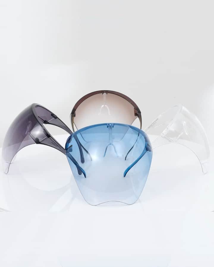 ケネスコールのインスタグラム：「Be even more ready to face the world with our new face shields – now available in multiple shades at KennethCole.com. For additional protection, please wear a face mask with your face shield. #WearAFuckingMask #ShieldEachOther #StaySafe  When you shop at KennethCole.com, we’ll donate to THE MENTAL HEALTH COALITION – a life-changing movement working to destigmatize all mental health conditions. Info link in bio.」