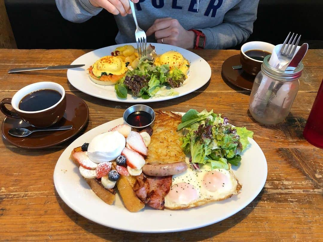 ogapiiiiiのインスタグラム：「少し前ですが、伊勢のAce Burger Cafeさんまで、モーニングを食べに行きました🍽☕️  ランチに来てハンバーガーはよく食べているのですが、モーニングは初めてでした😋  すごいボリュームだし、めちゃくちゃ美味しくて大満足💕  どう見ても旦那さんより私の方が量が多いのですが、２人でどちらもシェアして食べました😂  また早起きして違うメニューも食べたいです😊✨✨  #三重県 #三重 #伊勢 #伊勢志摩 #モーニング #モーニングプレート #フレンチトースト ＃エッグベネディクト #cafe #ハンバーガー屋 #伊勢志摩 #伊勢志摩で発見 #kankomie #みえ食旅 #御食つ国 ﻿ #foodstagram #instafood #retrip #retrip_nippon #retrip_mie」