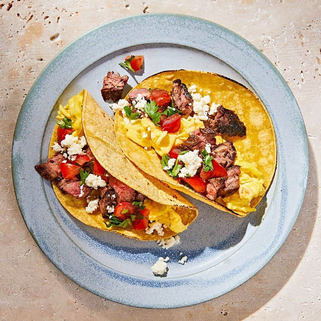 マーサ・スチュワートさんのインスタグラム写真 - (マーサ・スチュワートInstagram)「Taco night is getting a breakfast spin! These steak and egg tacos bring together chili-dusted skirt steak and fluffy scrambled eggs and tucks them into blistered corn tortillas. Top them off with lime wedges, chopped tomato, cilantro, and crumbly queso fresco. Get the recipe in our Jan/Feb issue or at the link in bio. 📷: @hellomydumpling recipe by: @lucullanfoods food styling by: @brooklyncooks prop styling by: @suzie_myers」1月27日 9時50分 - marthastewart