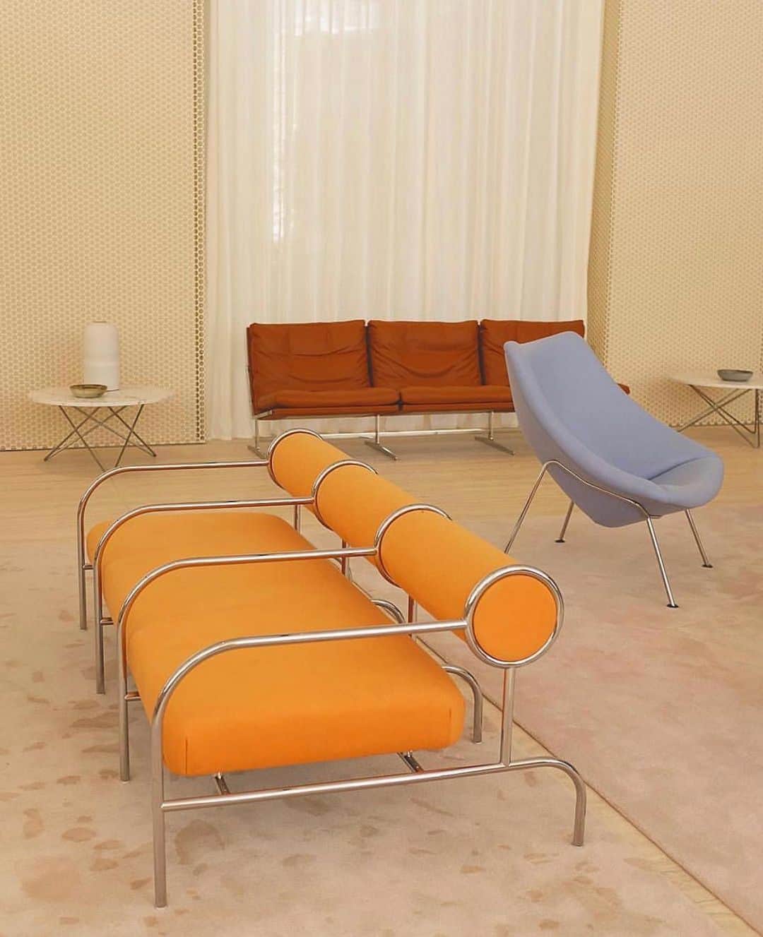 アリスマッコールのインスタグラム：「Interior inspired via @ettoresottsass 🧡 #aliceMcCALL」