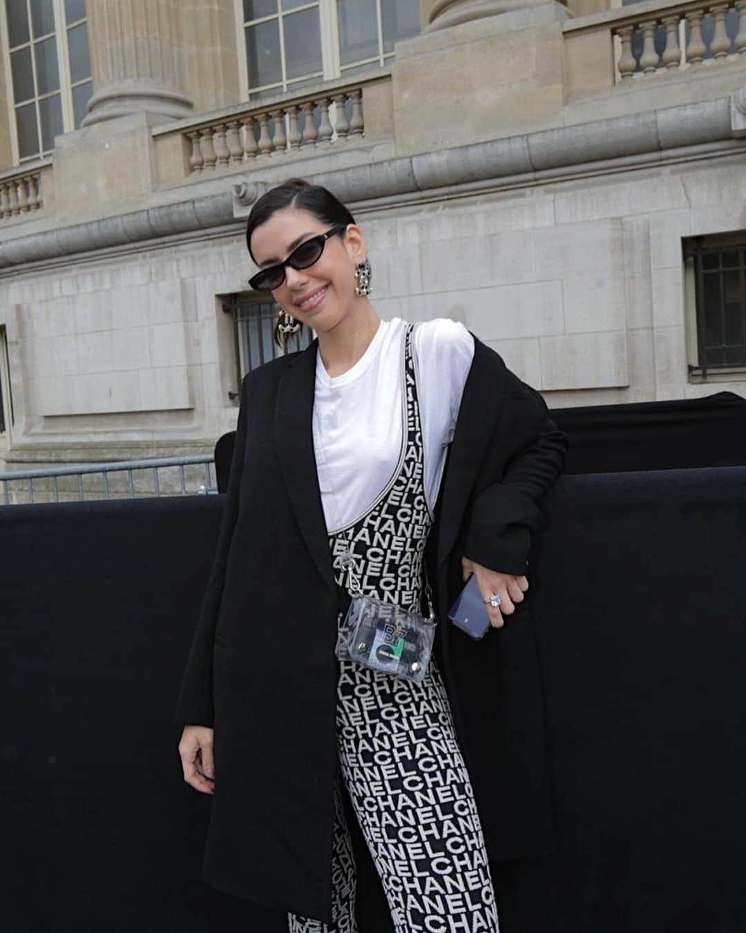 のインスタグラム：「Flashback de look @chanelofficial que amo, pra celebrar a perfeição que foi o desfile de alta costura hoje - coloquei um trechinho na galeria ❤️ reiventando clássicos de maneira fascinante a cada temporada, lindo de ver! - foto @goncaloasilva」