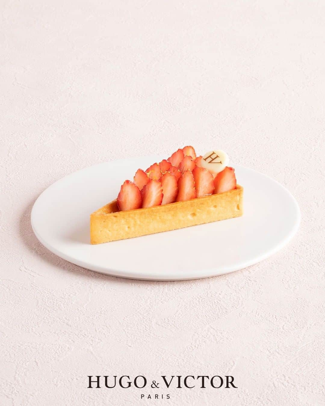 HUGO & VICTORのインスタグラム：「＼Tarte Fraise／ 毎年大好評のいちごを使用した、宝石の様な美しいタルト。 . ✶ ━━━━━━━━━━━━━━━━━━━━━━ ✶ ＜Tarte Fraise(タルト フレーズ)＞ 価格：800円(税別) 販売期間：発売中～3月31日(水) 販売店舗：全店 ✶ ━━━━━━━━━━━━━━━━━━━━━━ ✶ . アーモンドパウダーを混ぜ込んだ香ばしくかつ優しい味わいのタルト生地にアーモンドクリーム、イチゴのクリームを重ねカットしたイチゴを全面にしきつめ、国産レモンのゼストでさわやかな香りをつけました。 . . #hugoetvictor #hugoandvictor #hugovictor #patissier #chocolatier #patisserie #chocolaterie #sweets #chocolat #cake #gift #gourmet #tokyogourmet #fraise #ユーゴアンドヴィクトール #チョコレート #パティスリー #ショコラトリー #ショコラ #アイスクリーム #スイーツ #パティシエ #ショコラティエ #いちご #タルト #いちごタルト #フレーズ」