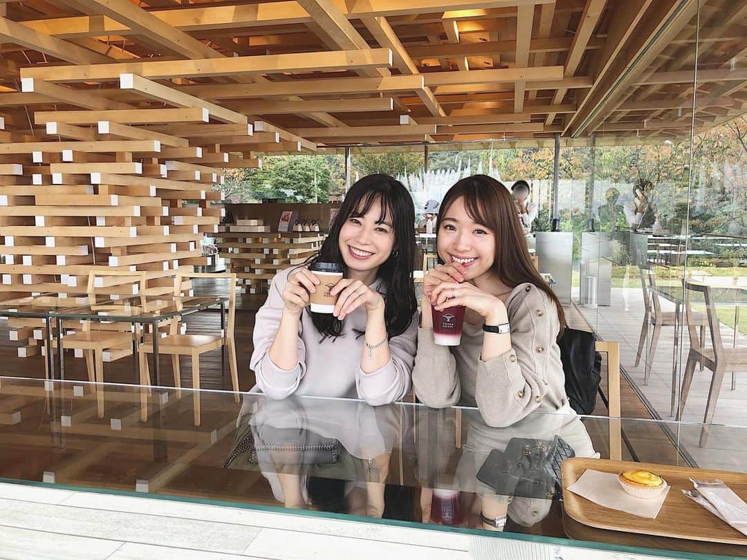 伊藤沙織のインスタグラム：「10月に、熱海の取材撮影で訪れた写真を今更アップ📸 はじめましてだったみゆちゃん @mitan523u と意気投合し、後日飲みに行くという素敵な出逢いもありました☺️❤️大人になってからこんなにも大好きなお友達に出逢えるって貴重🥺照✨アカオハーブ&ローズガーデンも、たくさんのお花で彩られていて綺麗でした💐また落ち着いたら旅行とかしたいな〜🥺✈️ . #熱海旅行」