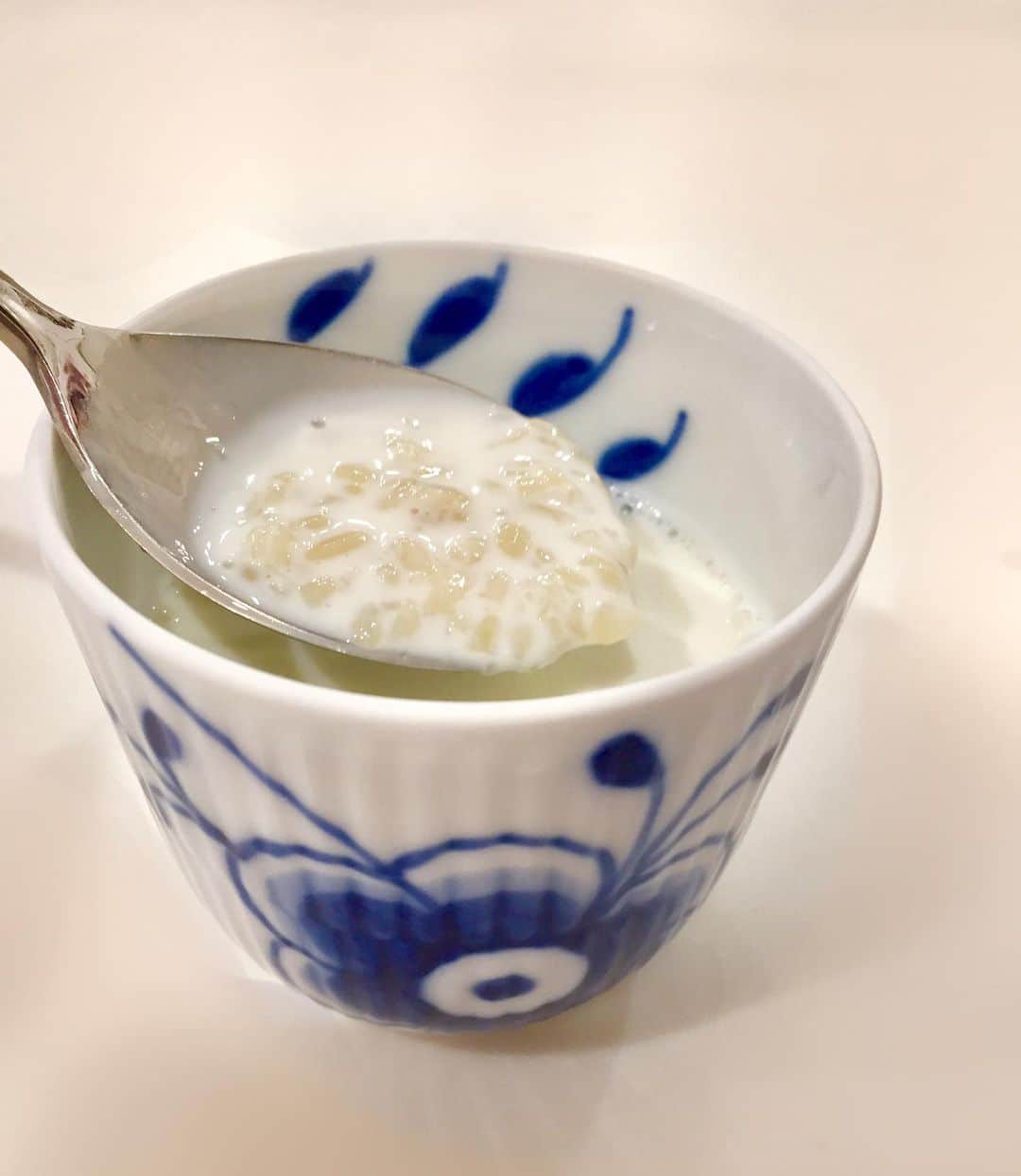 知念芽衣のインスタグラム：「#自家製甘酒 をヨーグルトメーカーで作り始めました🤗  #ミルク甘酒 がおいしすぎる！  で、太りそう😂 なので、 少量を3時くらいに飲んでるんだけど、どんな飲み方が効果的なんだろうか？🤔🙄  #甘酒 #飲む点滴 って本当⁉️」