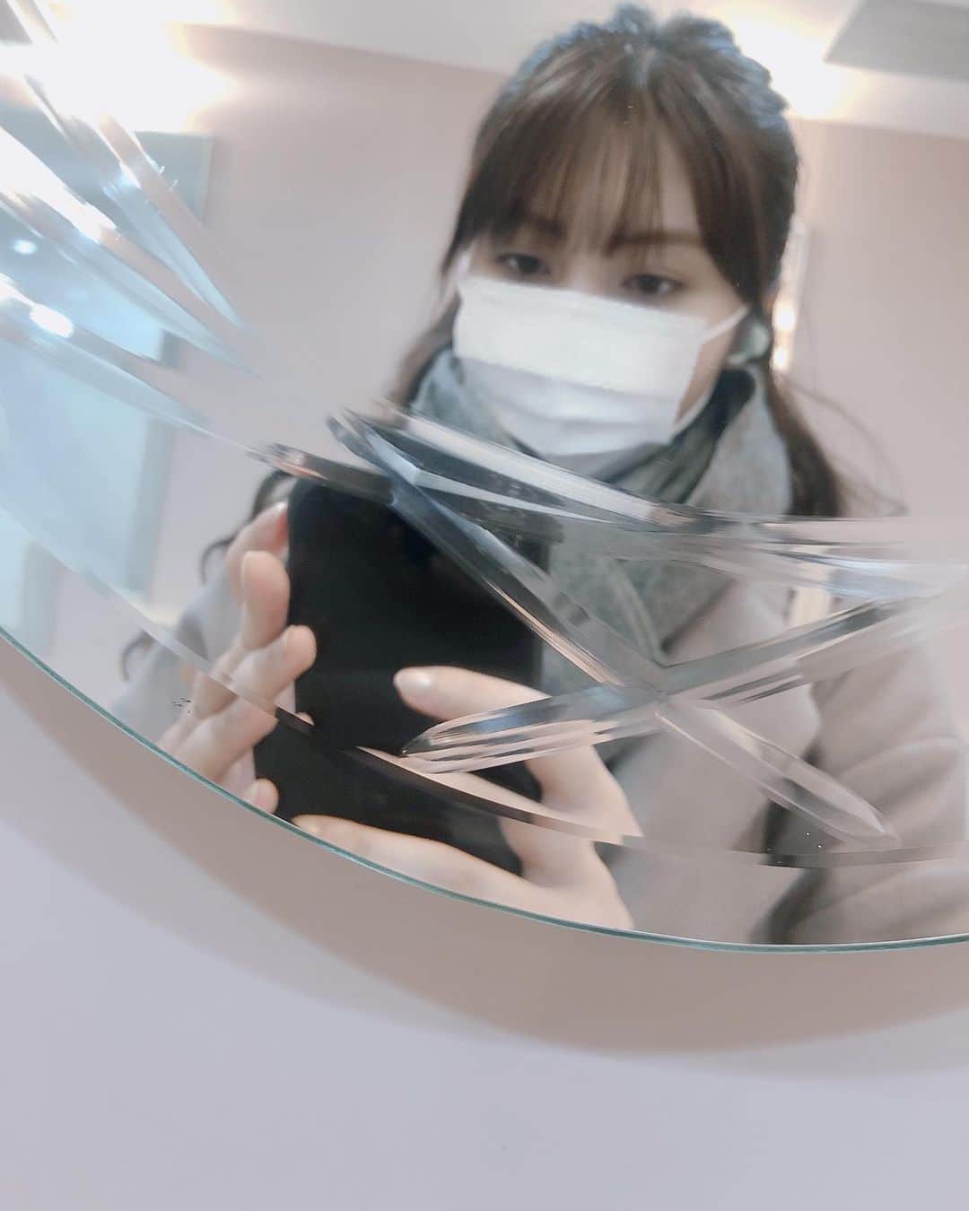 川添りなのインスタグラム：「こーゆー意味わかんない写真好き。でもこーゆー写真に限って意外と意味あったりするんだよね…この写真は全くないけど🥺💓笑  おはようございます🌱 今日も二度寝したいほど眠かった🎶二度寝しちゃおっかなぁっておもった🎶しないけど🎶 目覚めても、目が全然あかなくて準備してる時ほとんど目座ってて半目。たまに鏡みて顔保湿してる時その顔に笑けてきて、起きる。 ってな感じで今日もよしゃ、頑張るかぁーーーーっ🔥  #写真 #自撮り #鏡 #instagood #instapic  #instalike #instagram  #picture #女の子」