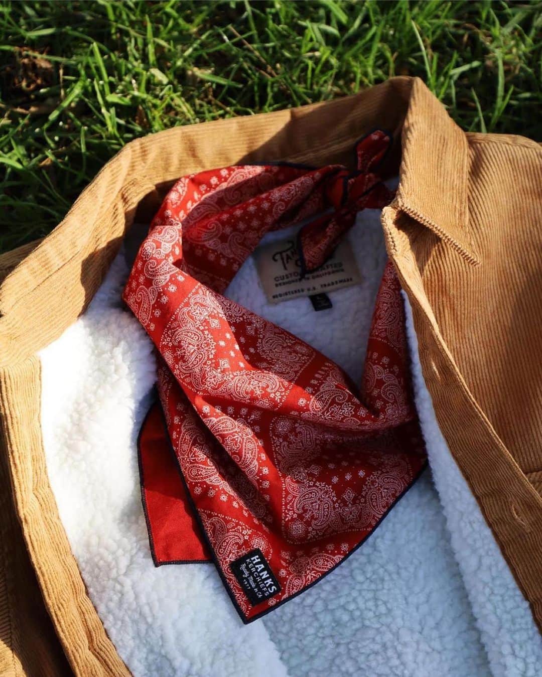 のインスタグラム：「You’ve only got 4 days left to grab a “Charlotte” and/or 20 other @hankskerchiefs for 50% off! Be Ready...link in bio」