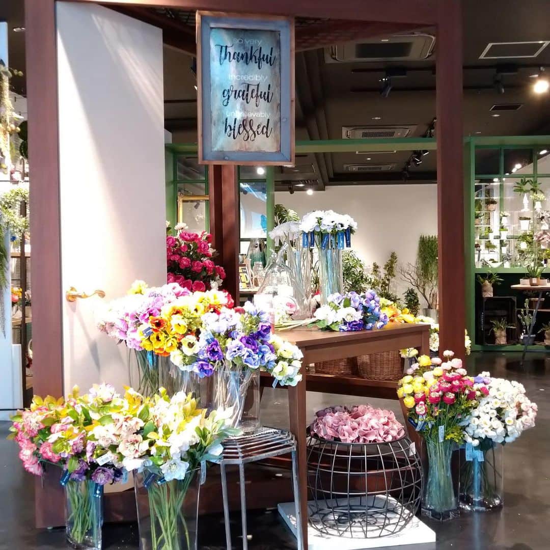 横浜ディスプレイミュージアムさんのインスタグラム写真 - (横浜ディスプレイミュージアムInstagram)「名古屋にあります㈱岡本造花店様に、横浜ディスプレイミュージアムの売り場ができました！ 入口正面に春のテーマ「FlowersGathering」「KitchKitch」それぞれのコーナーが出来ています。 また正面ウィンドウにはオリジナル商品「ジャパンプランター」を使用したアレンジも展示中！  ㈱岡本造花店様は名古屋ＰＡＲＣＯの１階にございますので、 お近くの方はぜひお立ち寄りください。  岡本造花店様のアカウントはこちら→@okamoto_zoukaten  #岡本造花店　#名古屋　#パルコ　#矢場町　#造花　#はなのあるくらし　#アーティフィシャルフラワー  #artificialflower  #横浜ディスプレイミュージアム #株式会社ポピー #横浜 #ディスプレイ#アーティフィシャルフラワー #フラワーアレンジメント #フラワーデザイン #インテリア雑貨 #インテリア#インテリアコーディネート#スタイリスト#装飾#デコレーション #花のある暮らし #花好きな人と繋がりたい #display #yokohama #flowerarrangement #interiordesign #artficialflower #flowerstagram」1月27日 10時20分 - yokohamadisplaymuseum
