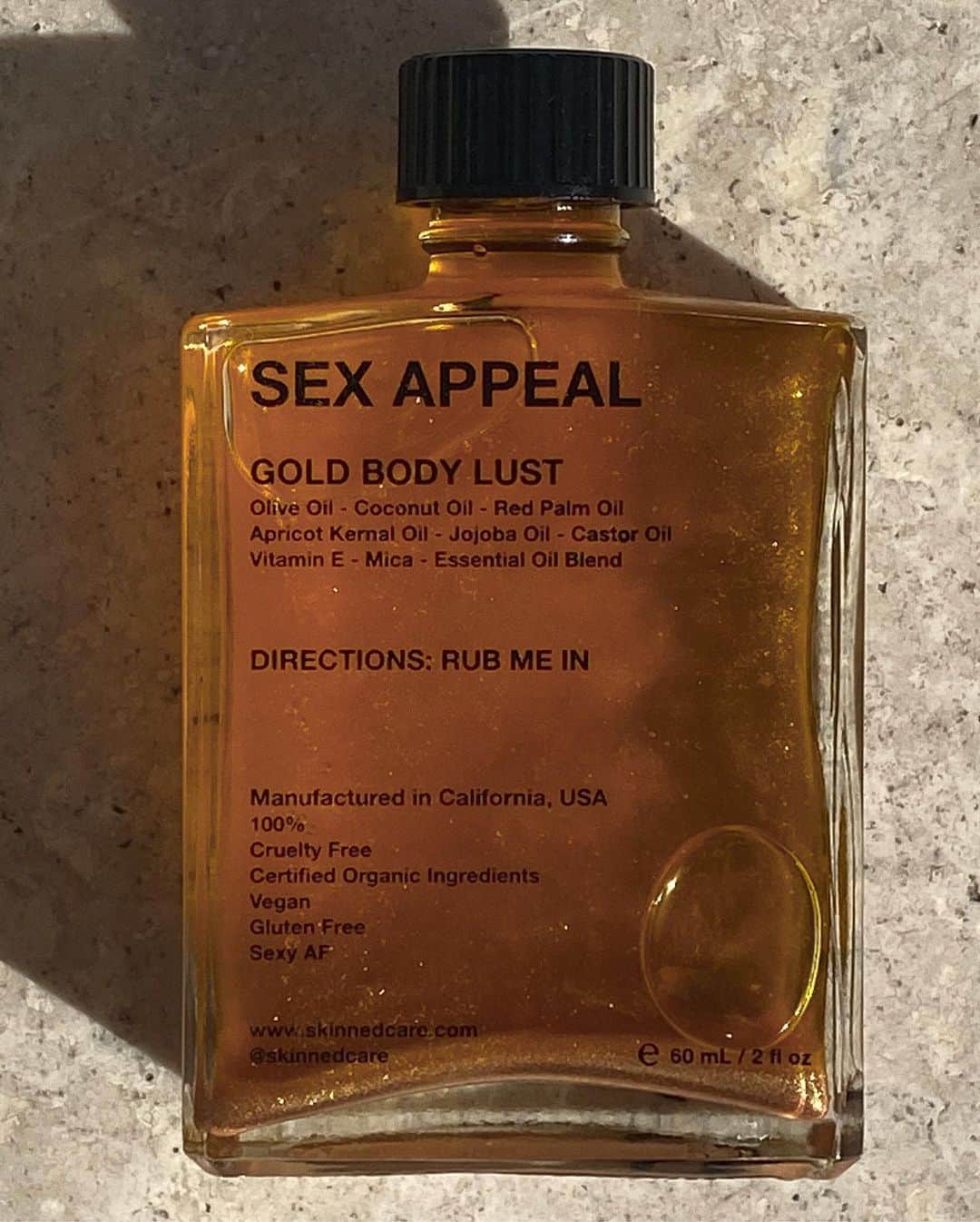 ソフィア・リッチーのインスタグラム：「What’s your fav body oil? ✨」