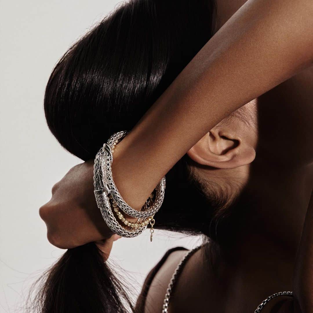 ジョン ハーディーのインスタグラム：「Silver and bold.   #JohnHardy」
