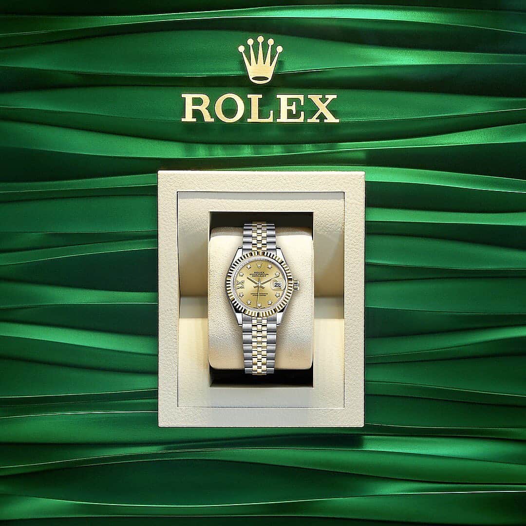 ROLEX ジュエリーパリさんのインスタグラム写真 - (ROLEX ジュエリーパリInstagram)「クラシックで女性らしい時計。  オイスタースチール＆イエローゴールド製のロレックス レディ デイトジャスト、28 mmケース、ダイヤモンド入りシャンパンカラーダイアル、ジュビリー（Jubilee）ブレスレット。 #Rolex #LadyDatejust #jewelryparis #ジュエリーパリ」1月27日 10時28分 - j_paris_rolexofficialretailer