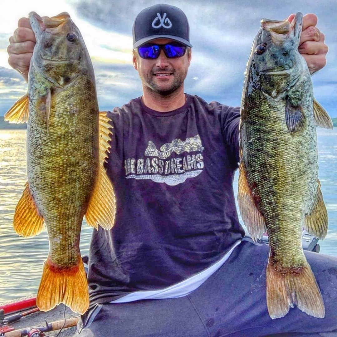 Filthy Anglers™のインスタグラム：「Those smallies are glowing my friend! Team Filthy Ambassador Jason @jasngreenfishing doing a little scouting at a lake that may or may not be named after a pair of our Polarized lenses.  Don’t worry I didn’t give it a way I promise. Filthy Fun fact time: Did you know that the majority of our sunglasses are named after lakes, ponds or rivers? Yup, check them all out online and see if you know any of them! Congrats on the catch @jasngreenfishing, love the Filthy @bigbassdreams combo 🔥www.filthyanglers.com #fishing #filthyanglers #bassfishing #bigbassdreams #smallmouth #tenkiller #polarized #sunglasses #monsterbass #anglerapproved #bassdynasty #fish #hunting #icefishing」