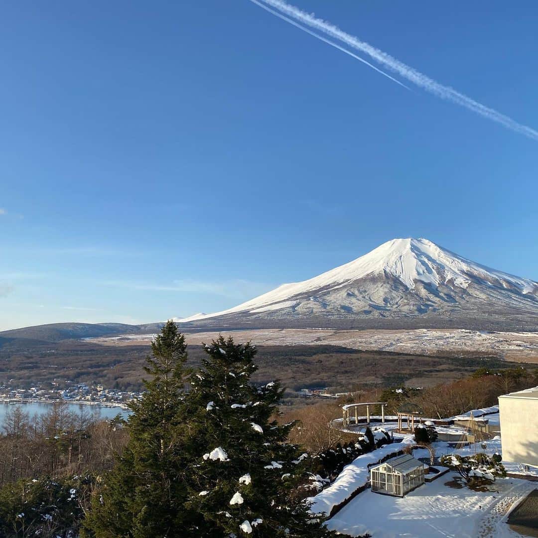 大島みづきさんのインスタグラム写真 - (大島みづきInstagram)「ホテルマウント富士🗻♨️﻿ 今回は友達の誕生日プレゼントサ旅🚘﻿ （ただ、わたしがイキタイサウナになっていたが）﻿ ﻿ 部屋から見える富士山、凄い！﻿ もうずっと見てられる🗻🗻🗻﻿ サウナ室は、かなりしっかり目な30分毎のオートロウリュ🌿﻿ 温度も98℃近かったと思います。﻿ ﻿ そして富士の天然水水風呂✨﻿ バイブラ&ジェット付きの水風呂と、飲める水風呂の2種類♡﻿ ゴクゴク飲んじゃいました🚰笑﻿ ﻿ からの！富士山を目の前に最高の外気浴。﻿ 夜は真っ暗で、星がキラキラ光ってて超綺麗だった🌠﻿ 朝はドカーーーーンと富士山目の前に、寝っころがれる椅子で整う😌なんだこれ﻿ ﻿ ご飯も美味しかったし、素敵な施設だったなぁ。余裕で外気浴ランキング上位👏🏻﻿ 早くまたイキタイ﻿ ﻿ #サ活 #サウナ #サ道 #温泉 #銭湯 #サウナー #サウナ女子 #サウナー女子 #スパ #ロウリュ #ととのい #サ飯 #サ旅 #サウナガール #サウナイキタイ #山中湖 #ホテルマウント富士 #マウント富士 #富士山 #サ旅 #富士の天然水  #sauna #saunner #saunagirl  #followme #spa #팔로우 #행복 #온천 #찜질방」1月27日 10時38分 - mizukiss56