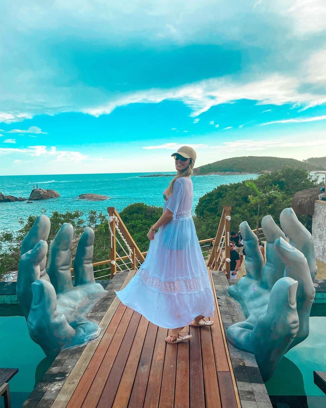 ナターリア・ガウジオのインスタグラム：「Já com saudades desse paraíso! Quero maisss! 😍☀️🌊👙✨🙏🏻💙 #antara #love #beach #paradise #sunnyday #summervibes #happiness #enseada」