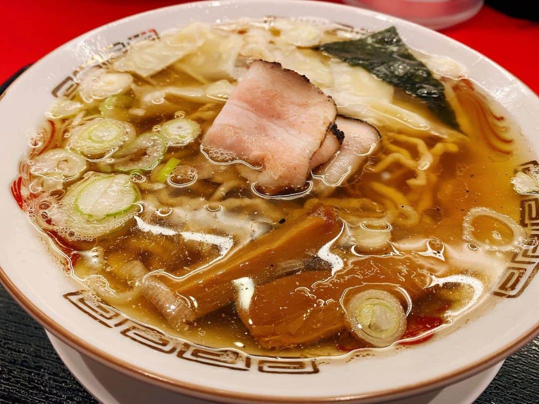 のインスタグラム：「・  渋谷パルコ地下の『JIKASEI  MENSHO』さんの 塩ワンタン麺と醤油ワンタン麺です  こちらの麺はちりちりなので(写真参照)唇に 引っかかってツルツル食べられないところが好き  僕は洗練されたものよりも長さや太さがバラバラの 田舎蕎麦みたいなものが好きなので、 こちらのお店の麺はかなり好み  スープにもうひと工夫欲しいですが、この先も時々食べたくなるだろうなぁ  #ラーメン #麺庄  #春風亭小朝」