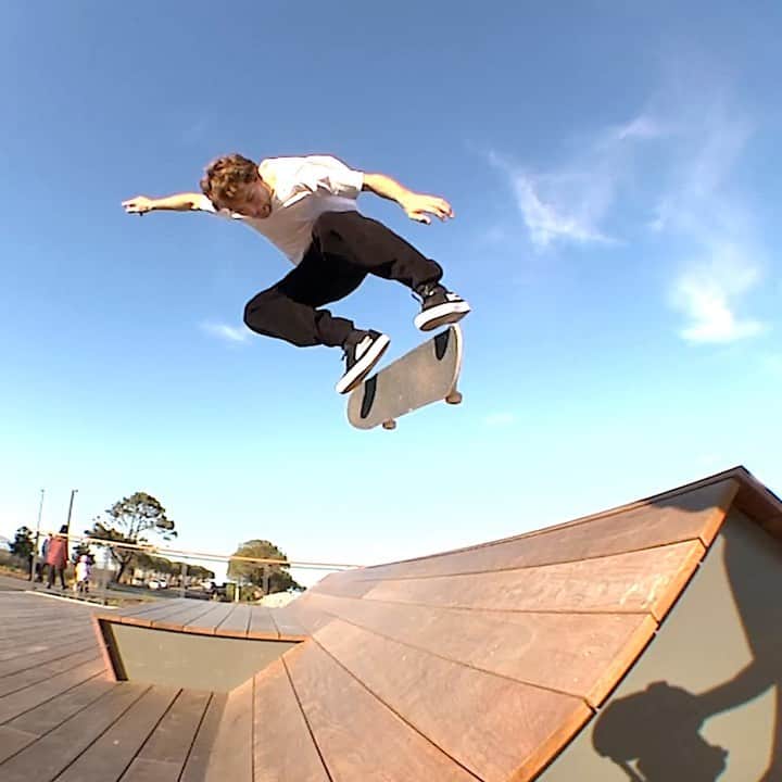 のインスタグラム：「@james_capps  Filmed by @sackmarf  👉 Link in bio #Lakai #TheShoesWeSkate」