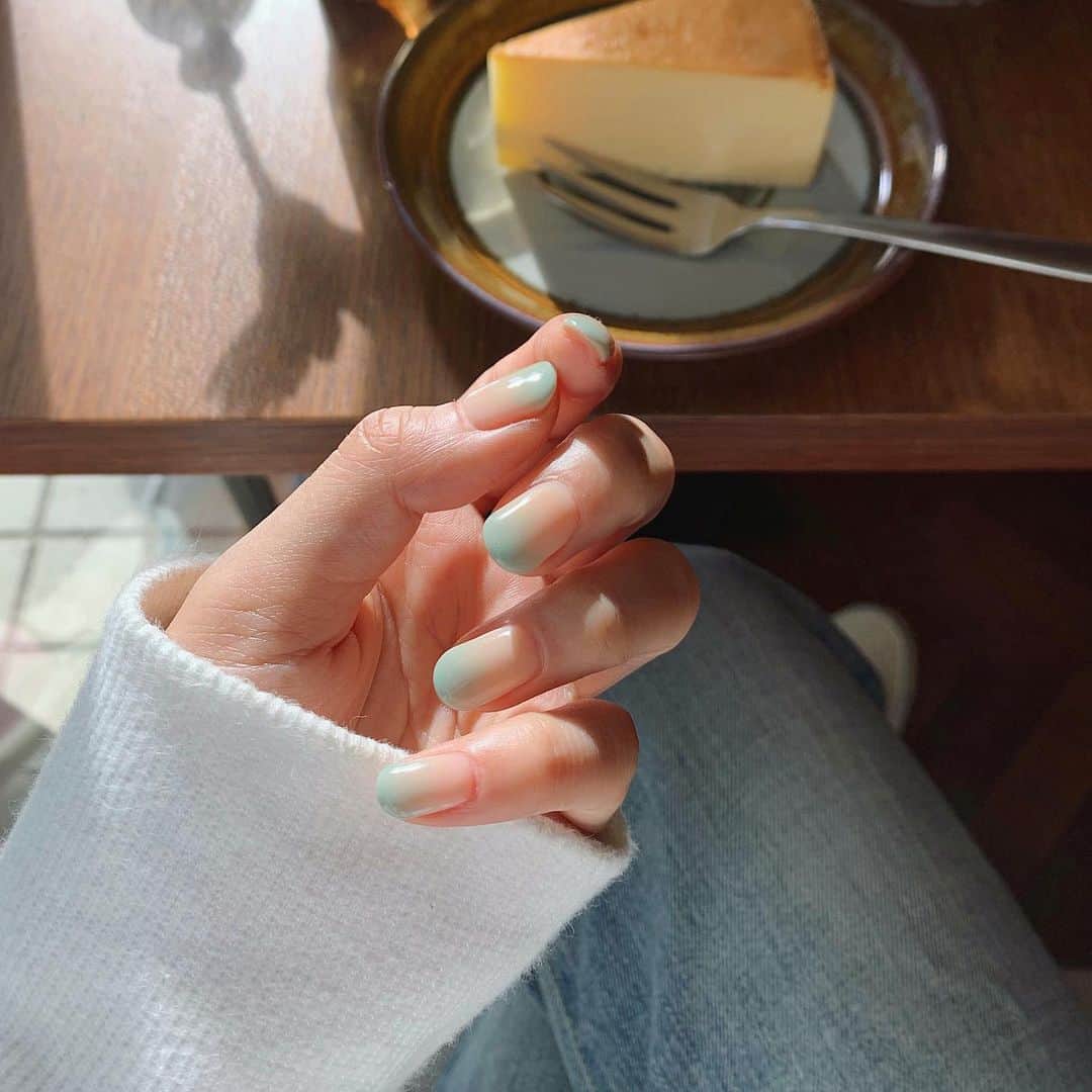 猪鼻ちひろのインスタグラム：「学びの多い朝活☕️🤎 気持ちいい光が入るお気に入りの席さいこう✌︎  NEWネイルは ベージュから緑へのお洒落でやさし〜いグラデーション。 お気に入りすぎるよ♡ @garland_nail_ @garland_eyelash  手足のジェルネイルとまつ毛パーマ、全部やってもらったよ😚 #猪鼻ネイル #ちひろのごはん #お決まりのやつ」
