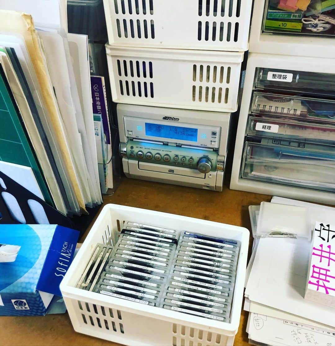 水谷さるころのインスタグラム：「パートナー仕事部屋で、年末にリビングにあった全然使わないコンポを自室に移動したやつ、使われてた。カセットテープ→MDに録音されたTMネットワークが流れていた…。今リビングにあるスマートスピーカーは20年後も言うこと聞いてくれるかなぁ…。」