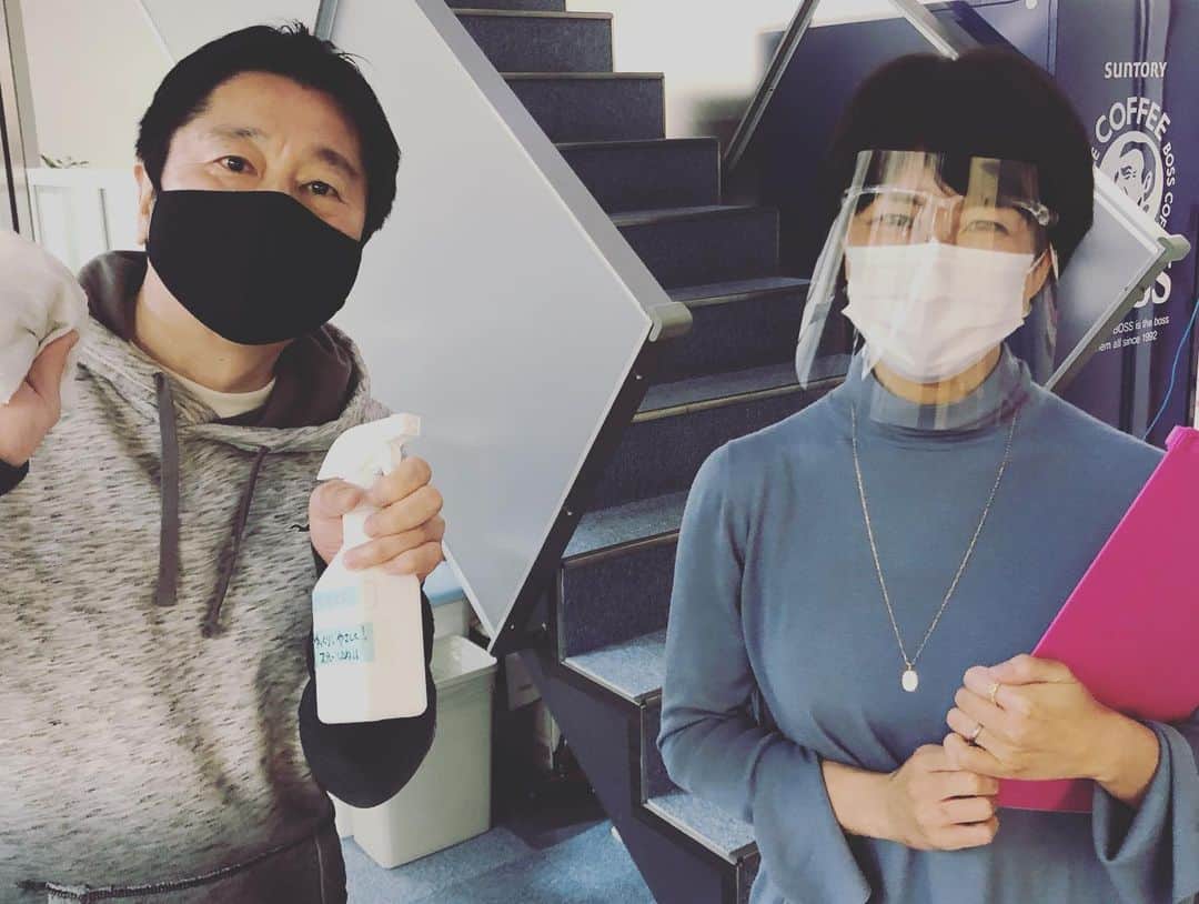 萩野志保子さんのインスタグラム写真 - (萩野志保子Instagram)「アナウンススクールでの講師。 お互い口の形や動きを隠して、発音をコーチする日がくるとは、思ってもみませんでしたが。 なら、いっそのこと、と目を瞑ってもらった。 銘々にマッチするであろう舌を当てる位置をアドバイスし、上蓋や歯の裏を感じてもらう。  目を瞑ると、 第三者の目で口の中が見えてくる。 「妖精目線」と学生に説明しています(笑)  センサーが研ぎ澄まされるからか効果的。 その分、指摘するポイントの正確性に注意を払います。 敏感になっているぶん刻まれてしまうから。  アナウンサーを目指す学生のみんな、応援していますよ😊✊ アスクの授業、モトをとって帰ってね😉🧡  #アナウンス #スクール  #時々講師をしています #テレビ朝日 #アスク #テレビ朝日アスク @tv_asahi_ask  #2枚目は #校長先生 の #寺崎貴司 アナウンサーと。 #寺崎アナ が #名MC なのは #どなたもご存知でしょうが #名コンダクター でもいらっしゃいます。  #先輩 に #生意気 かもしれませんが😋  #アナウンサー #萩野志保子   #就活 #アナウンサー試験」1月27日 10時43分 - shihoko_hagino