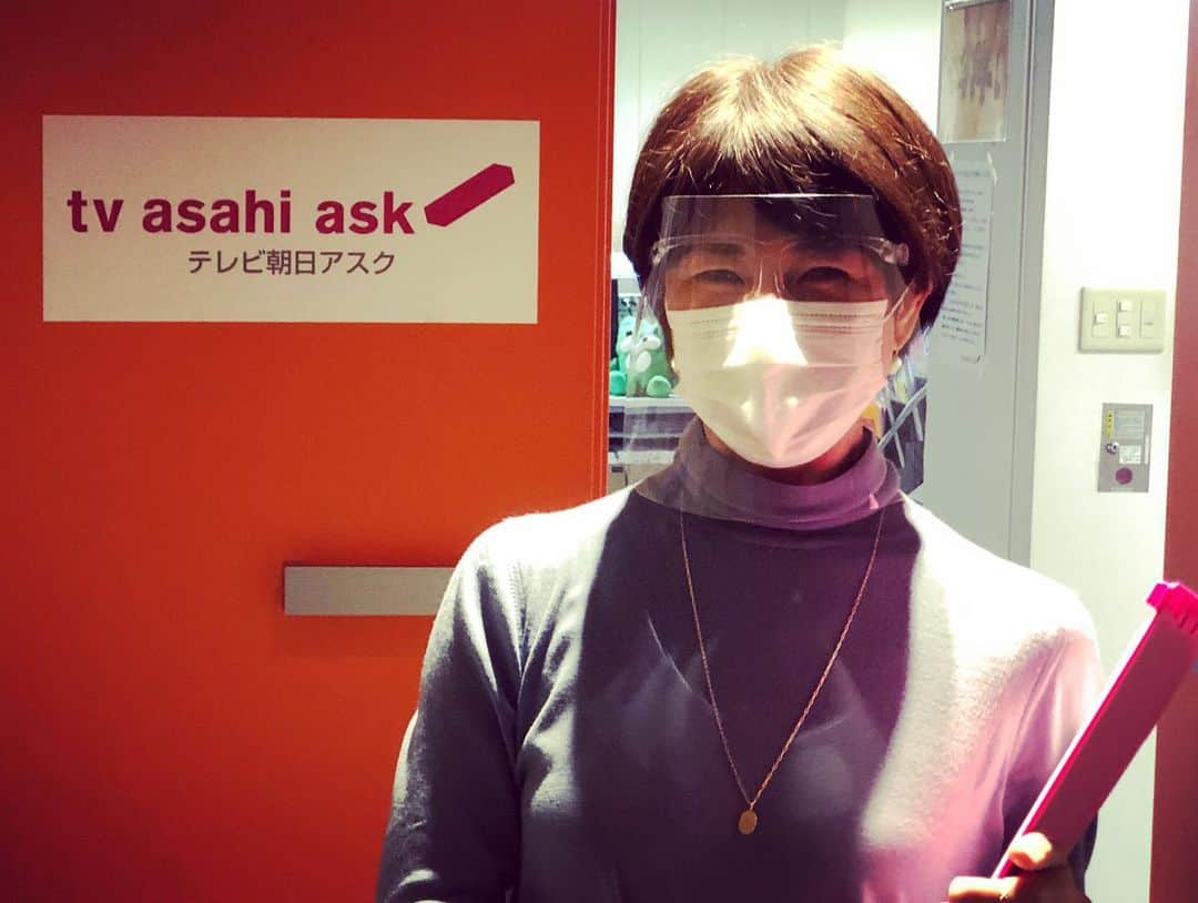 萩野志保子さんのインスタグラム写真 - (萩野志保子Instagram)「アナウンススクールでの講師。 お互い口の形や動きを隠して、発音をコーチする日がくるとは、思ってもみませんでしたが。 なら、いっそのこと、と目を瞑ってもらった。 銘々にマッチするであろう舌を当てる位置をアドバイスし、上蓋や歯の裏を感じてもらう。  目を瞑ると、 第三者の目で口の中が見えてくる。 「妖精目線」と学生に説明しています(笑)  センサーが研ぎ澄まされるからか効果的。 その分、指摘するポイントの正確性に注意を払います。 敏感になっているぶん刻まれてしまうから。  アナウンサーを目指す学生のみんな、応援していますよ😊✊ アスクの授業、モトをとって帰ってね😉🧡  #アナウンス #スクール  #時々講師をしています #テレビ朝日 #アスク #テレビ朝日アスク @tv_asahi_ask  #2枚目は #校長先生 の #寺崎貴司 アナウンサーと。 #寺崎アナ が #名MC なのは #どなたもご存知でしょうが #名コンダクター でもいらっしゃいます。  #先輩 に #生意気 かもしれませんが😋  #アナウンサー #萩野志保子   #就活 #アナウンサー試験」1月27日 10時43分 - shihoko_hagino
