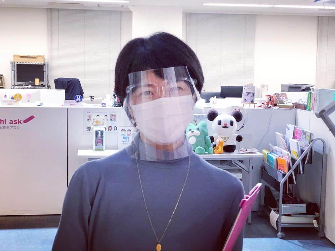 萩野志保子さんのインスタグラム写真 - (萩野志保子Instagram)「アナウンススクールでの講師。 お互い口の形や動きを隠して、発音をコーチする日がくるとは、思ってもみませんでしたが。 なら、いっそのこと、と目を瞑ってもらった。 銘々にマッチするであろう舌を当てる位置をアドバイスし、上蓋や歯の裏を感じてもらう。  目を瞑ると、 第三者の目で口の中が見えてくる。 「妖精目線」と学生に説明しています(笑)  センサーが研ぎ澄まされるからか効果的。 その分、指摘するポイントの正確性に注意を払います。 敏感になっているぶん刻まれてしまうから。  アナウンサーを目指す学生のみんな、応援していますよ😊✊ アスクの授業、モトをとって帰ってね😉🧡  #アナウンス #スクール  #時々講師をしています #テレビ朝日 #アスク #テレビ朝日アスク @tv_asahi_ask  #2枚目は #校長先生 の #寺崎貴司 アナウンサーと。 #寺崎アナ が #名MC なのは #どなたもご存知でしょうが #名コンダクター でもいらっしゃいます。  #先輩 に #生意気 かもしれませんが😋  #アナウンサー #萩野志保子   #就活 #アナウンサー試験」1月27日 10時43分 - shihoko_hagino