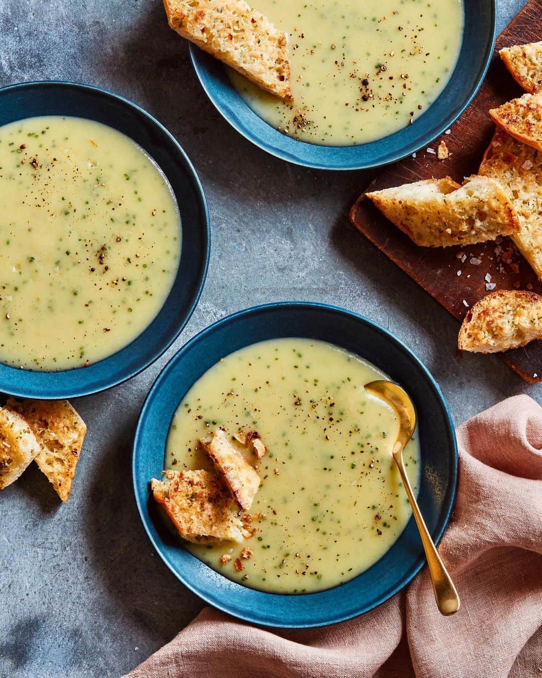 Gaby Dalkinのインスタグラム：「Latest and great soup to grace WGC: Herb-y Potato Leek Soup!! It’s true perfection 💙 https://whatsgabycooking.com/potato-leek-soup/」