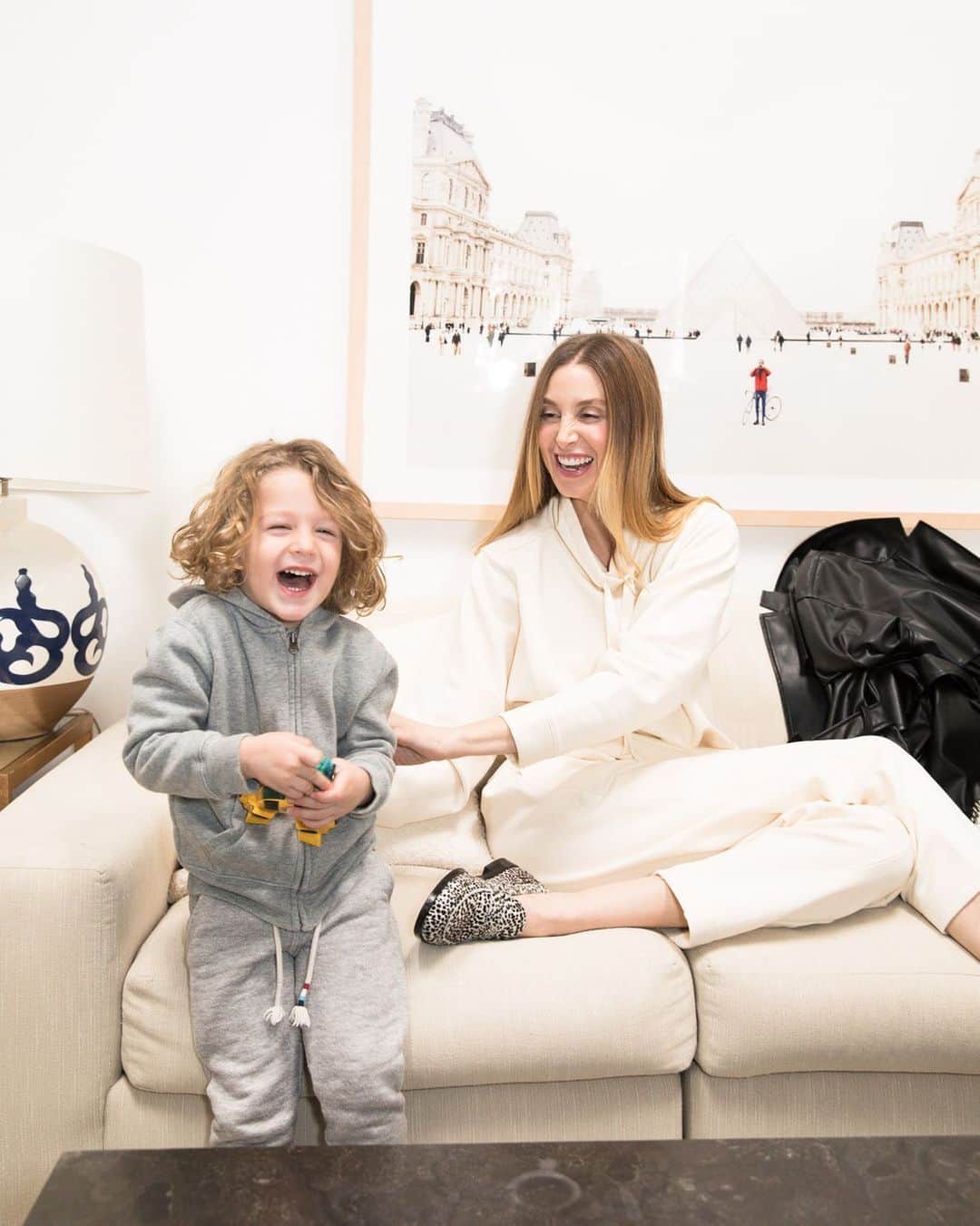ホイットニー・ポートのインスタグラム：「I thought sleep training was over once we trained him as a baby, but apparently, there is a much more difficult, much more possibly traumatizing step you need to take when transitioning to a big bed from the crib. We are still exploring our options but F! Well, that is where we are at with Sonny right now, and it's not fun. However, we have the wonderful @gnsleepsite help, Sonny CAN do this, AND we will get through it. WE WILL GET THROUGH THIS! YOU WILL GET THROUGH WHATEVER YOU ARE GOING THROUGH! Because what other choice do we have? The only way out is through. I know you are not supposed to end a sentence with a preposition, but I DONT CARE, OK?! Sorry for yelling. I have so much sh*t to get done. Bye! I'm not mad at you. I love you.」