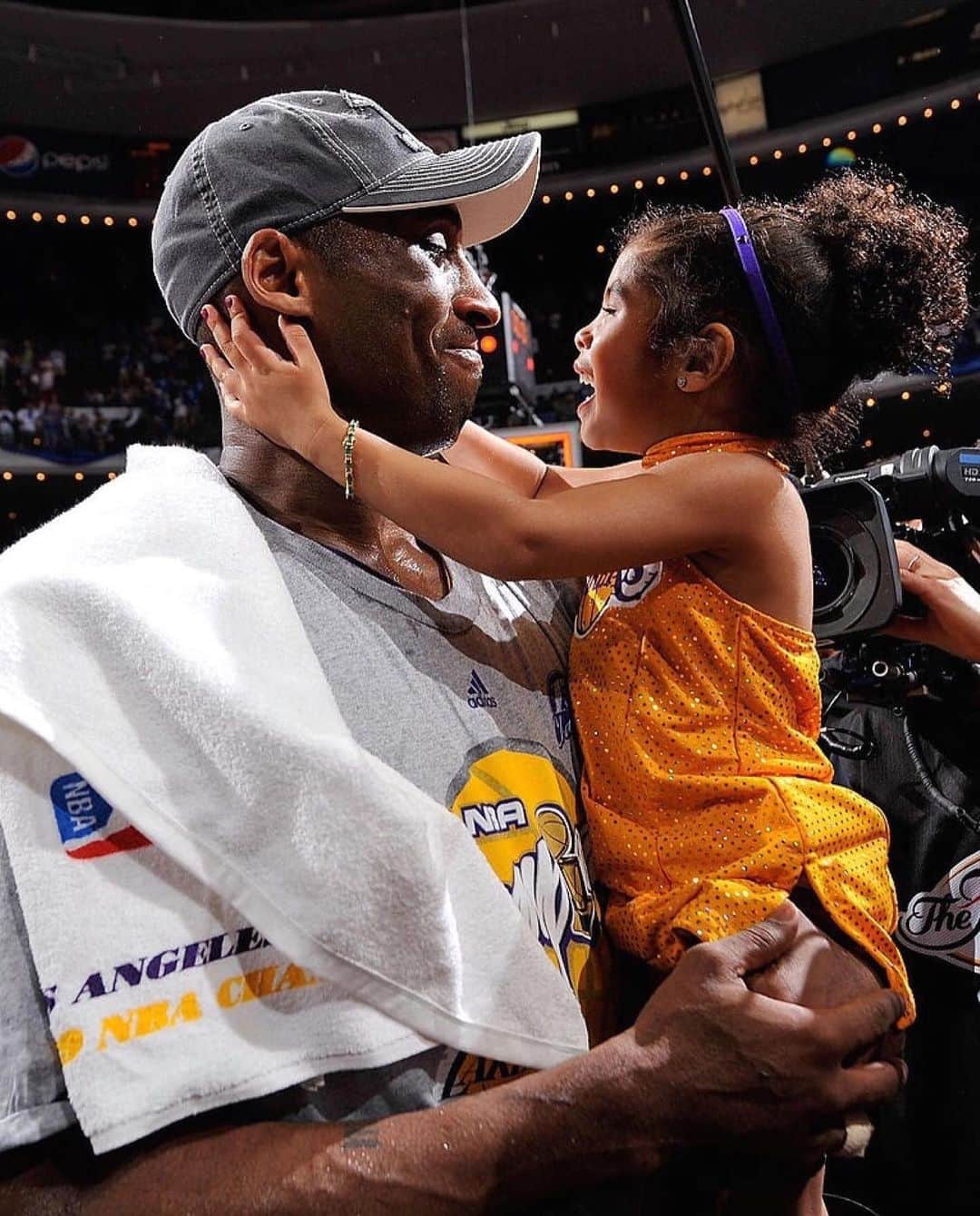 ペイジさんのインスタグラム写真 - (ペイジInstagram)「“The most important thing is to try and inspire people so that they can be great in whatever they want to do.” ⁃Kobe Bryant   One year ago today, our city lost a legend, father, coach, and community leader. Today we remember Kobe & Gianna Bryant. We are sending our love to the Bryant family and the family members affected by last year’s tragedy. LA misses you.  #MambaForever」1月27日 2時02分 - paige