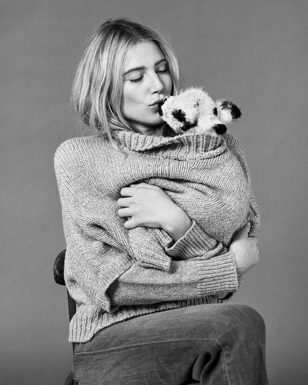 ブルース・ウェーバーのインスタグラム：「@dreelouisehemingway and friend, Brooklyn, NY 2015. ——— styled by @aleksworo • makeup by @reginethorre.」