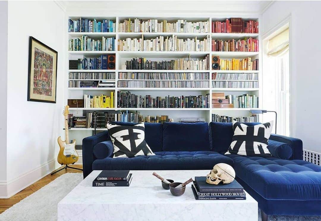 Homepolishのインスタグラム：「Create the ultimate #WFH backdrop with a color coordinated bookcase. Design by @crystalsinclairdesigns; photo by @garruppo.  Check out the link in bio for more pro tips and inspo on infusing a bold pop to your office space.」