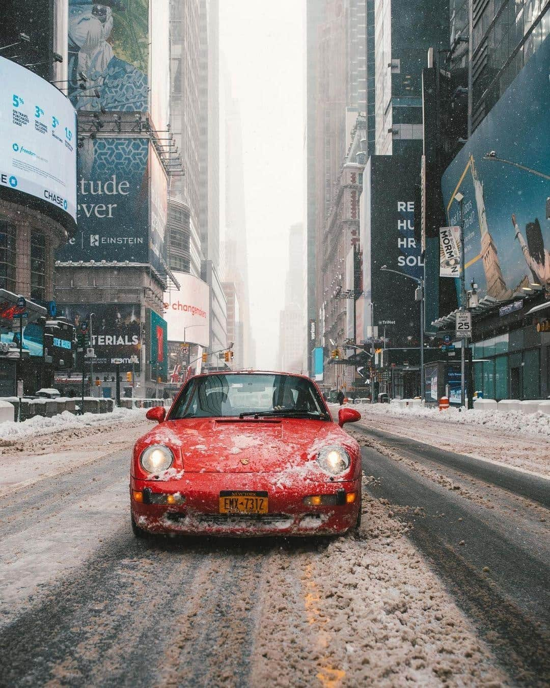 Porscheさんのインスタグラム写真 - (PorscheInstagram)「A classic that can make it anywhere. (📸@cccmanhattan)  #Porsche #PorscheMoment」1月27日 2時00分 - porsche