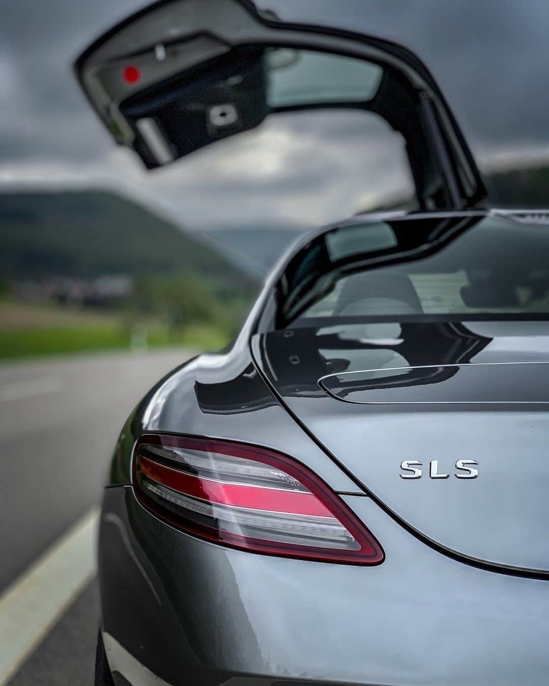 Mercedes AMGさんのインスタグラム写真 - (Mercedes AMGInstagram)「Take the driver's seat in this legendary model.   📷 @ma0rc 🚘 @bk_fast  #DrivingPerformance #MercedesAMG #AMGspirit #SLS」1月27日 2時00分 - mercedesamg
