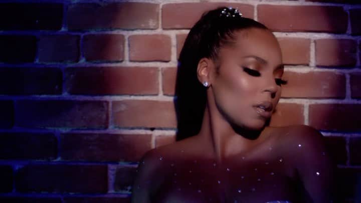 アシャンティのインスタグラム：「My confession....🤫 (full video link in bio) written on @tullyapp」