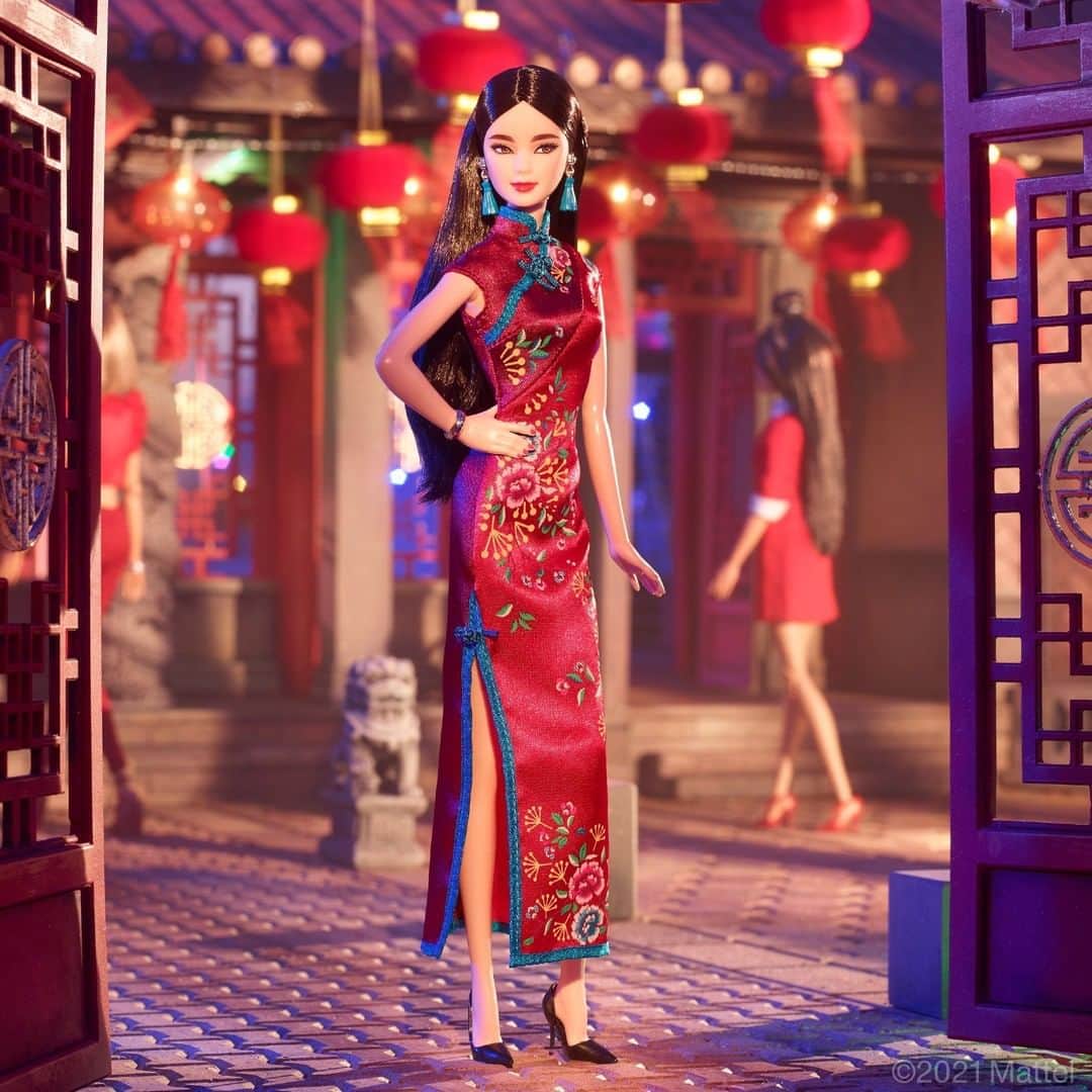 バービーのインスタグラム：「The first new moon of the lunar calendar marks the start of fifteen days of family, fireworks, and festivities for many Asian cultures across the world, ushering in good luck in the new year. 🏮  Dressed in a peony print red satin cheongsam to symbolize good fortune, #Barbie is proud to honor the traditions of the #LunarNewYear celebration with a Signature doll inspired by the holiday.」