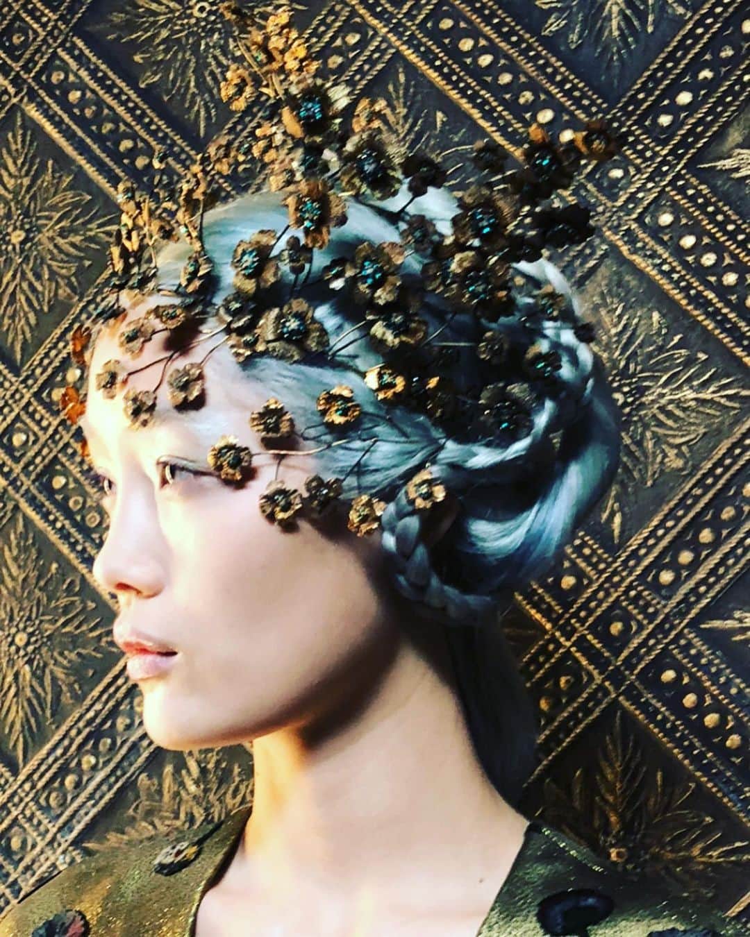 Vogue Beautyさんのインスタグラム写真 - (Vogue BeautyInstagram)「For @dior's spring 2021 couture debut, designer Maria Grazia Chiuri found inspiration in the oldest existing tarot cards in the world, the 15th-century Visconti-Sforza deck, designed by Bonifacio Bembo for the Duke of Milan. That resulted in an Italian-medieval-inflected couture presentation—and a slew of individual Renaissance-inspired updos, from soft cascades of ringlets to cornrowed buns. This look was inspired by The Temperance, a tarot card that stands for balance and calm.  Tap the link in our bio to read more. #regram @francescopegoretti」1月27日 2時01分 - voguebeauty