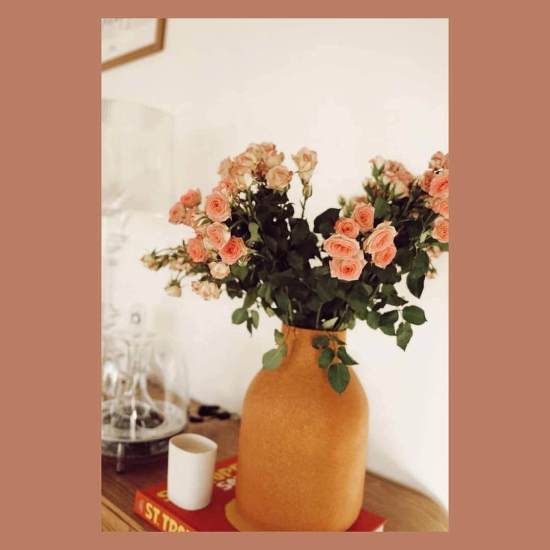 ベンシモンさんのインスタグラム写真 - (ベンシモンInstagram)「Des fleurs des fleurs des fleurs, et des couleurs 🌸  ❣️ Retrouvez notre collection hiver jusqu'à -50% ! Notre vase Mid fait aussi partie de la sélection. 😉 ​ ​❣️ Et bonne nouvelle, profitez de -10% supplémentaires* sur les produits soldés avec le code promo SOLDES10 sur le site et dans nos boutiques. (Hors décoration)  ​ ​📸 @estherjunelife  ​#bensimon #mode #bensimondecoration #decorationbensimon #bensimondeco #deco #home #homedesign #homedeco #interior」1月27日 2時04分 - bensimoncollection