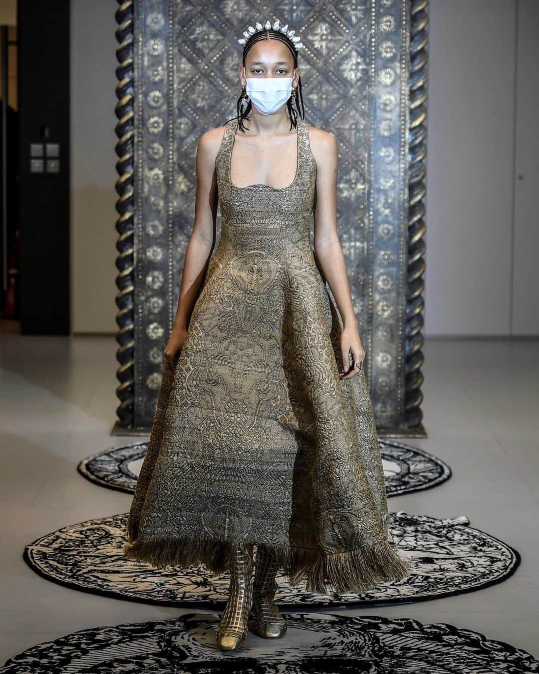 Fashion Weekのインスタグラム：「Timeless elegance at @dior’s Spring 2021 haute couture collection was inspired by the gilded rich hues of 15th-century Visconti-Sforza tarot card decks. See more from behind-the-scenes of the house’s film, #DiorSaviorFaire. Photos by @gettyimages.」