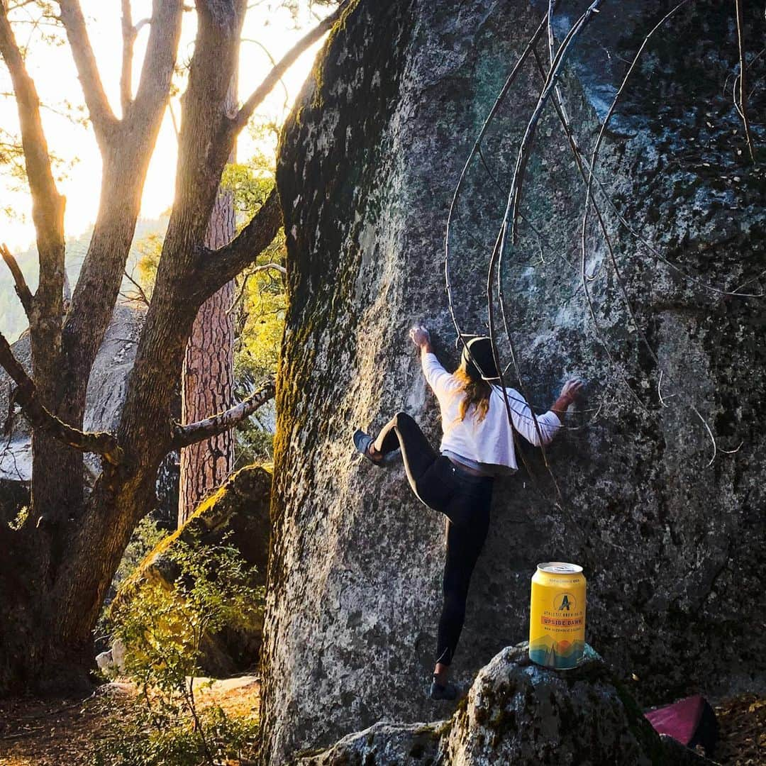 ミーガン・マーチンさんのインスタグラム写真 - (ミーガン・マーチンInstagram)「The golden hour and my golden @athleticbrewing non-alcoholic beer go well together!!! I love having a post send beverage that doesn’t end my sesh 🙌! #brewwithoutcompromise」1月27日 2時07分 - meaganmartin89